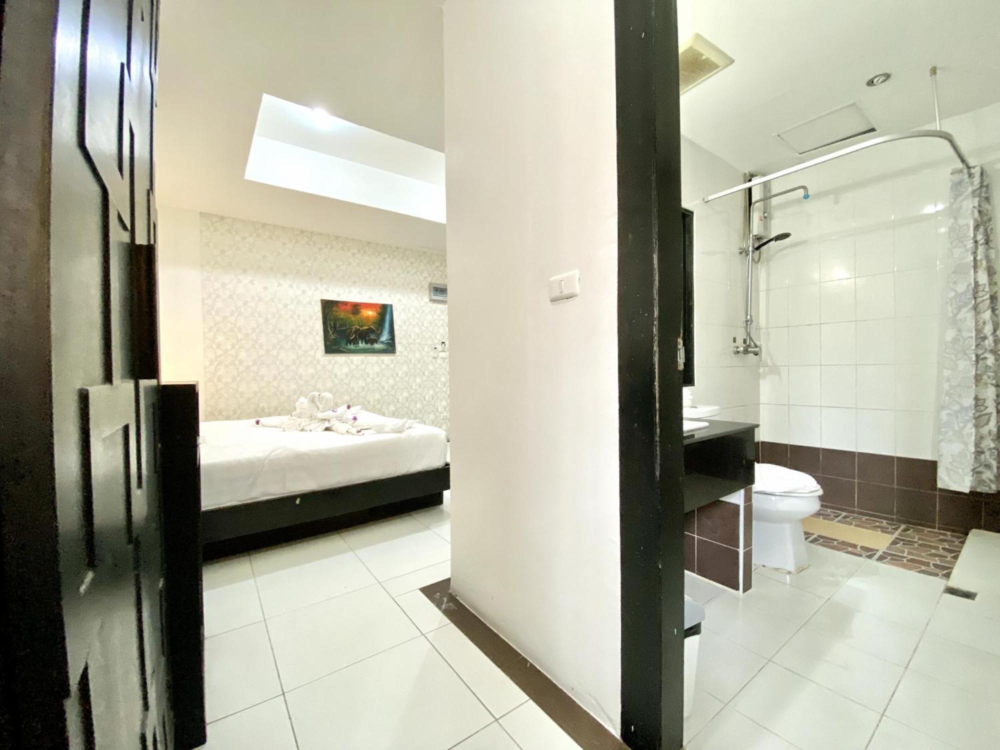 Beachwalk Patong Exterior foto